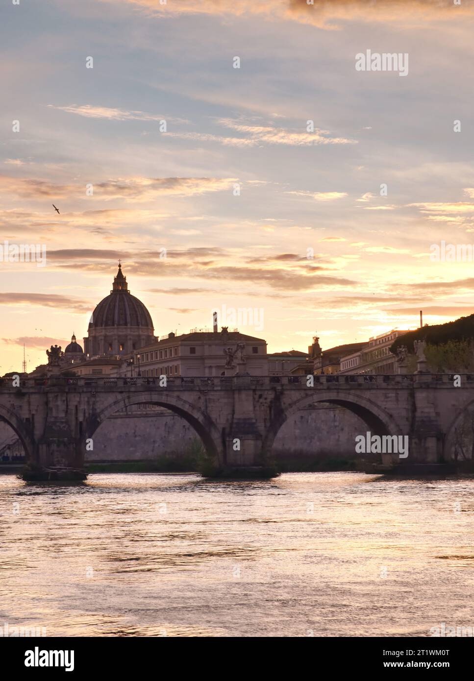 Tiber Fluss mit St.. Petersdom. Rom, Italien Stockfoto