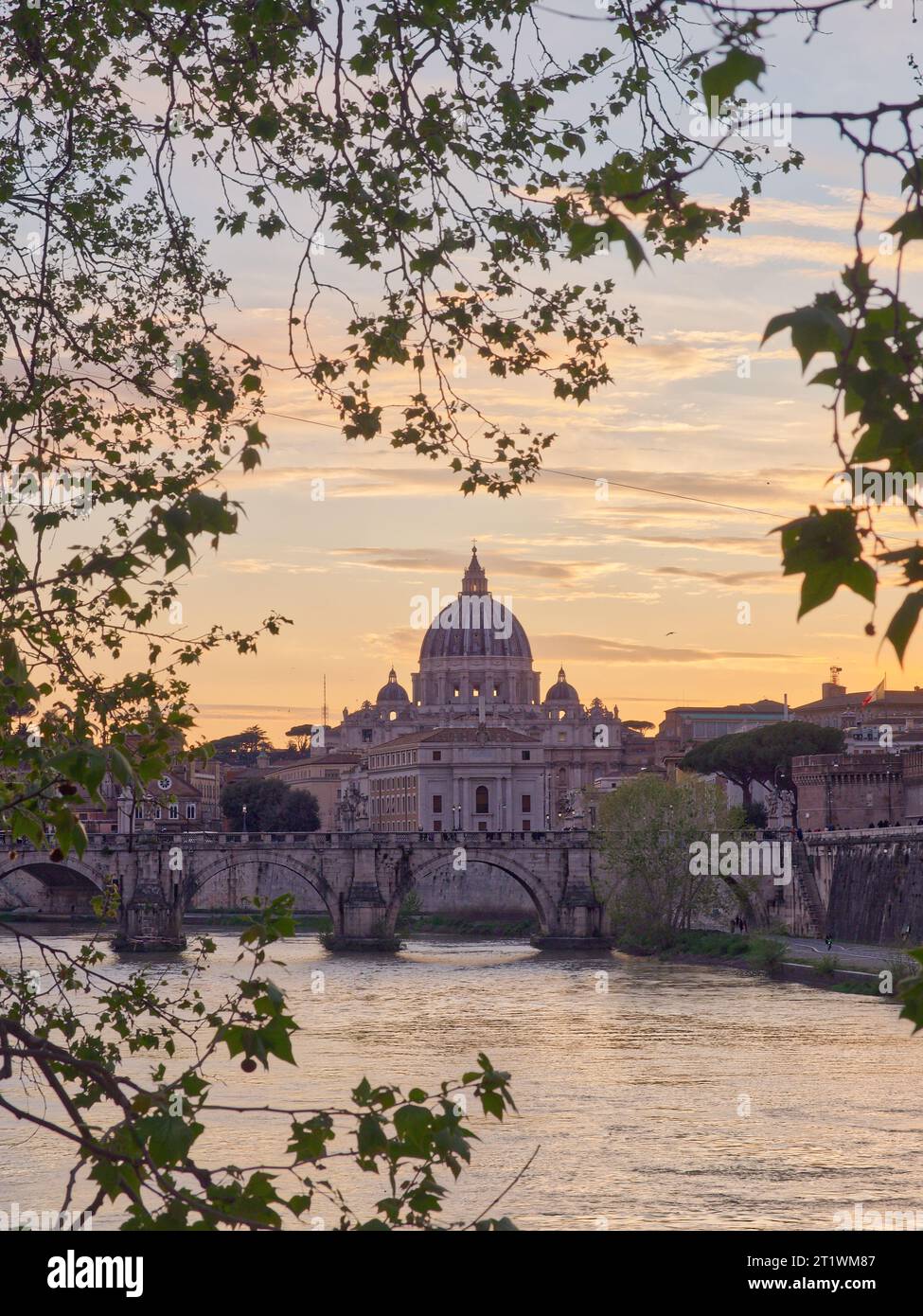 Tiber mit Petersdom Rom, Italien Stockfoto