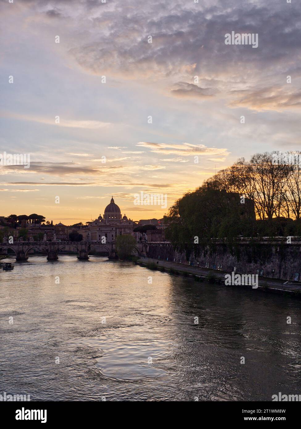 Tiber Fluss mit St.. Petersdom. Rom, Italien Stockfoto