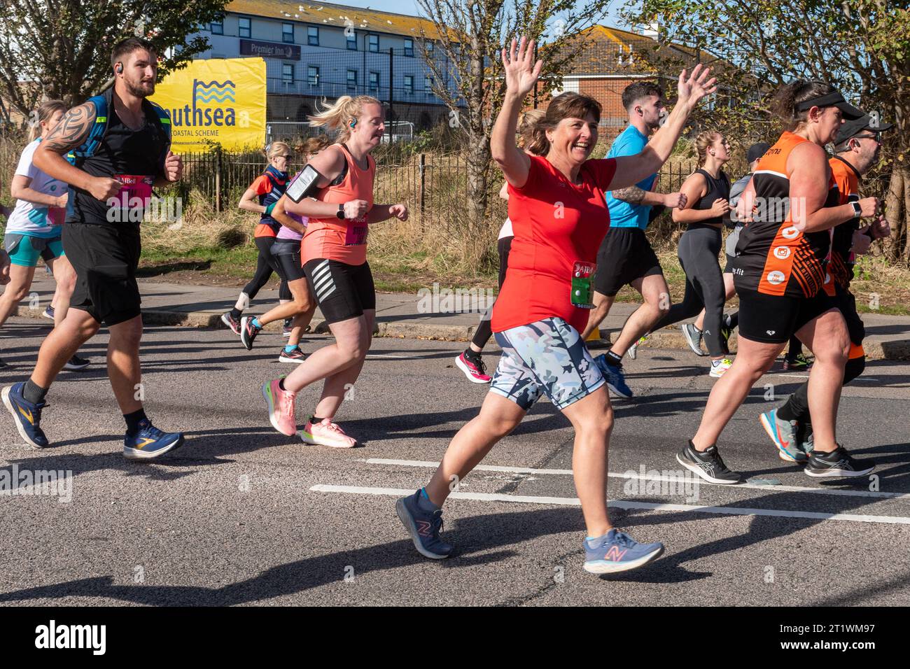 Great South Run, 15. Oktober 2023, Portsmouth, Hampshire, England, UK. Tausende von Teilnehmern liefen im 16-Mile-Great South Run in Southsea, Portsmouth. Neben den Elite-Läufern nahmen auch viele andere Teilnehmer Teil, die für Wohltätigkeitsorganisationen oder ihre Vereine gelaufen waren. Stockfoto