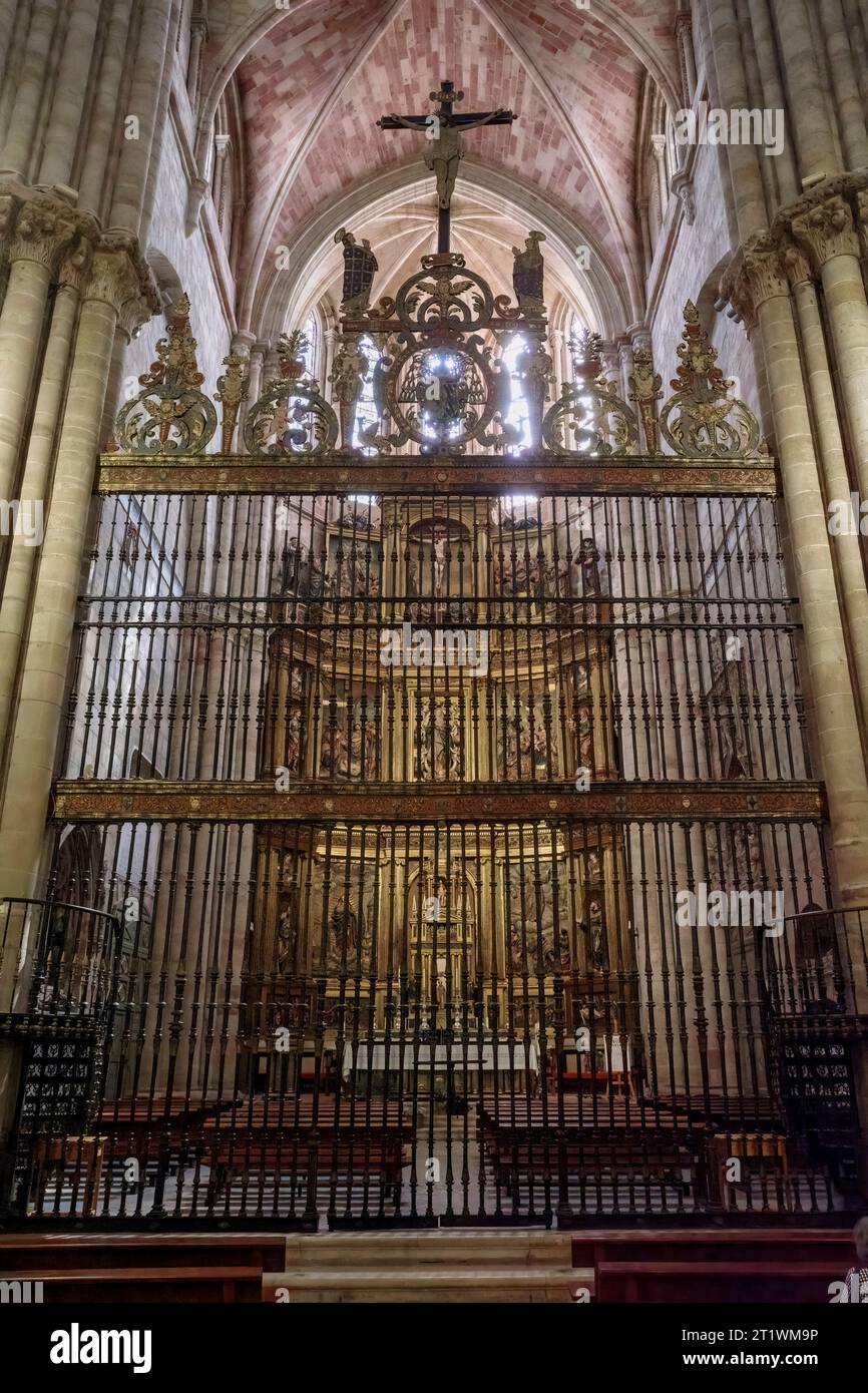 Der Hauptaltar und seine schönen gotischen Fenster mit dem Renaissance-Altar von Giraldo de Merlo, der der Himmelfahrt der Jungfrau gewidmet ist. Stockfoto