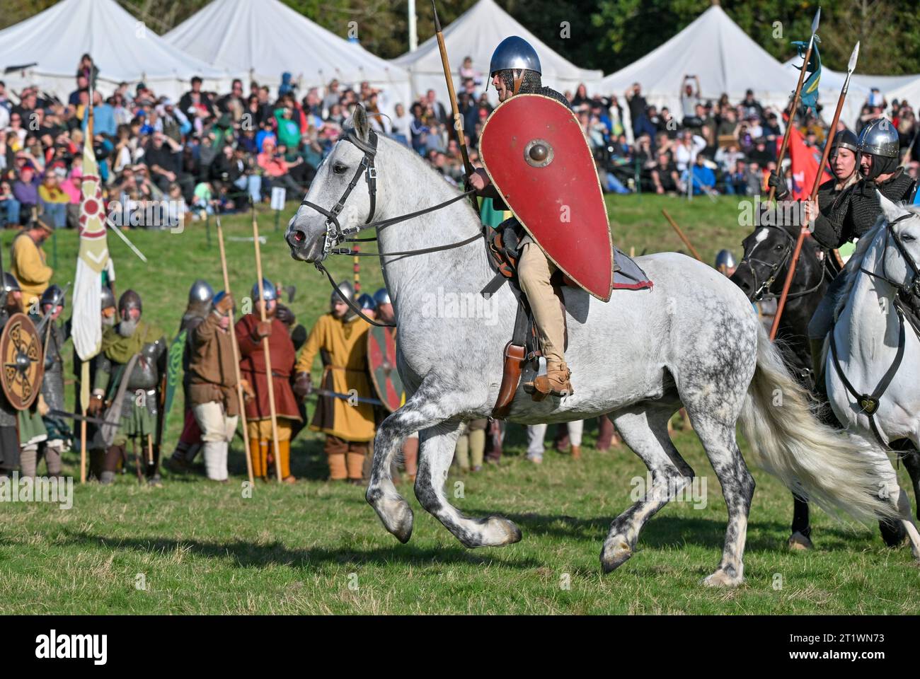 Battle, Großbritannien, 15. Oktober 2023. Die Teilnehmer nehmen an der Nachstellung des englischen Kulturerbes der Schlacht von Hastings auf dem Gelände der Battle Abbey Teil. Stockfoto