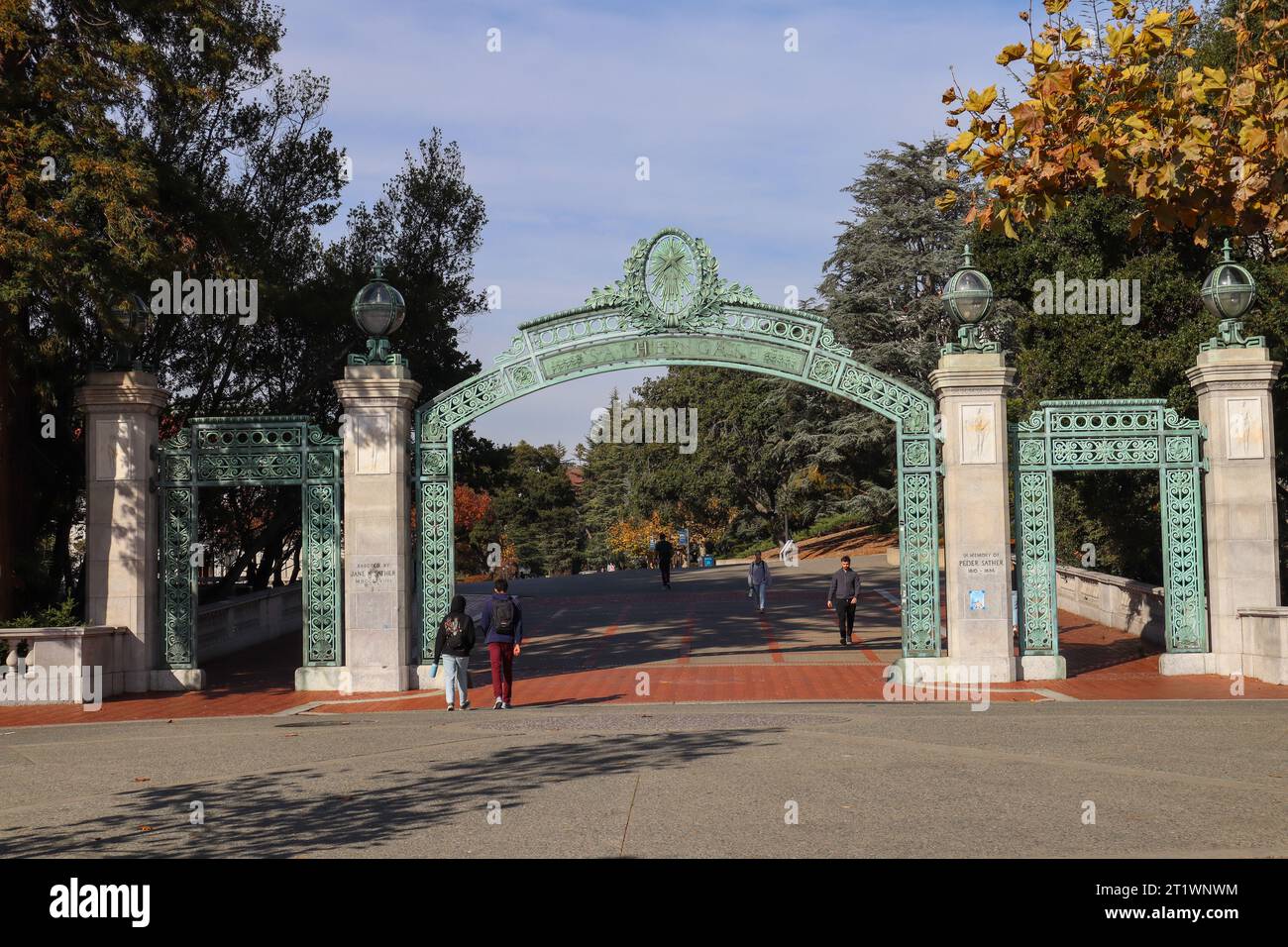 Sather Gate von UC Berkeley. Studenten und Besucher der UC Berkeley Sather Gate im Herbst. Stockfoto
