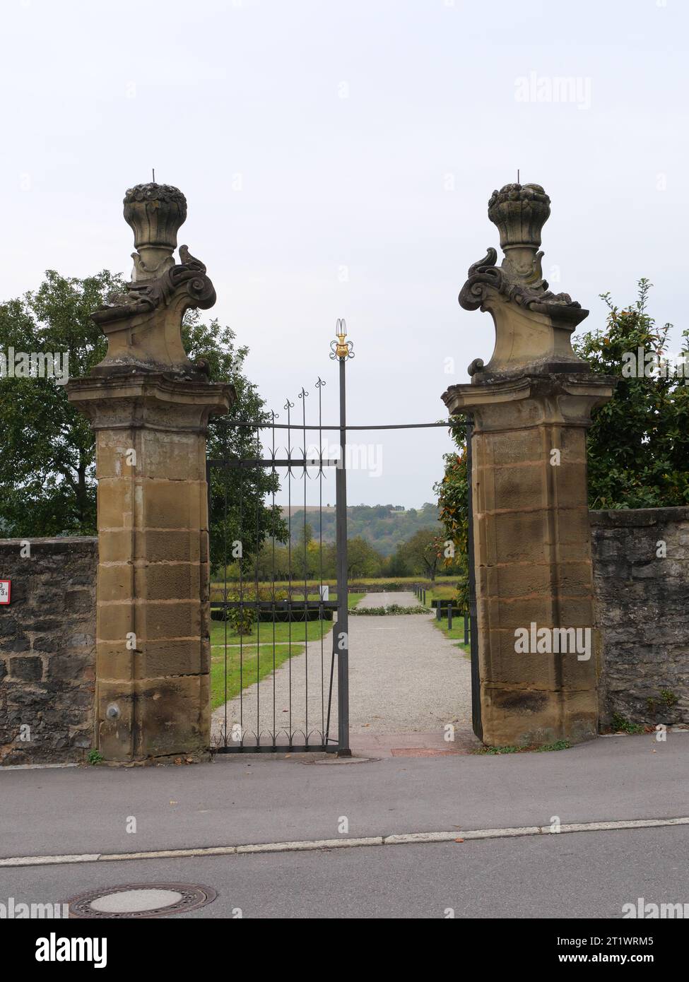 Öffnen des Eingangstors zum Klostergarten im Kloster Schöntal im Jagsttal Stockfoto