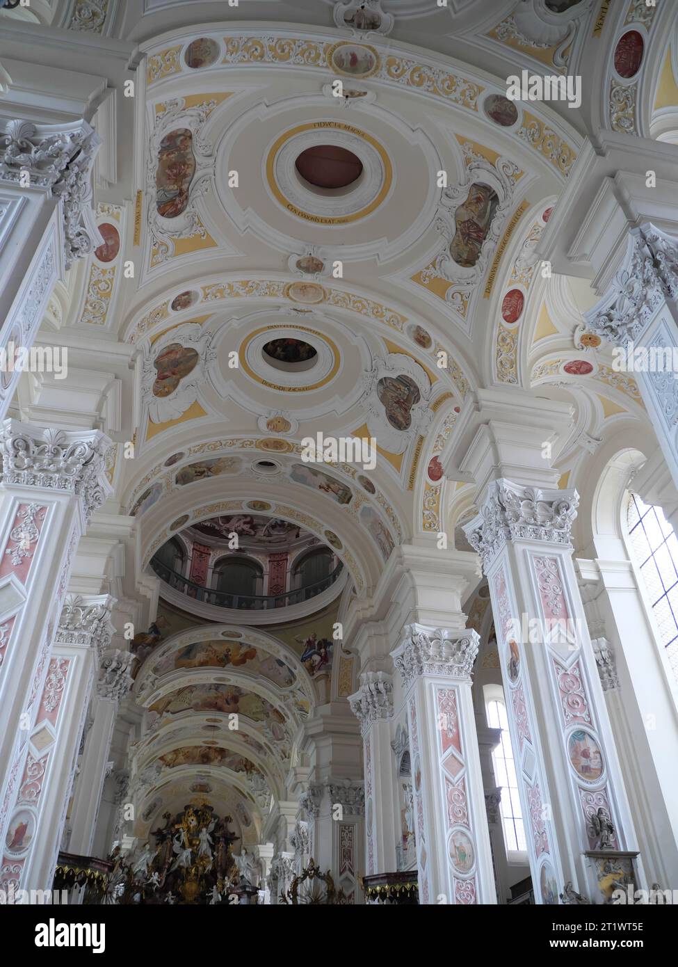 Das reich verzierte Innere der barocken Klosterkirche Schöntal Stockfoto