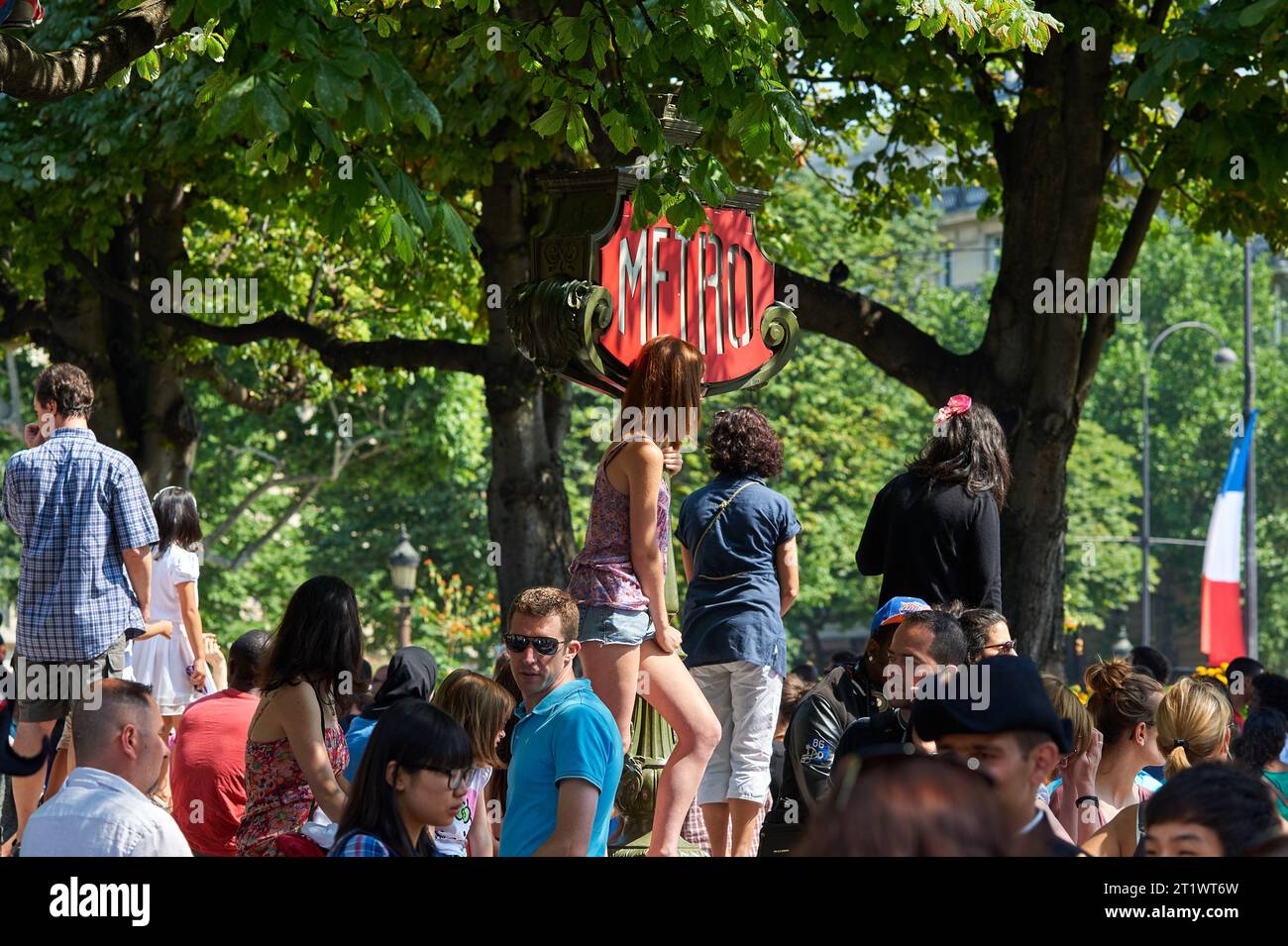 Besucherparade an einem Bastille-Tag auf den Champs-Elysées in Paris Stockfoto