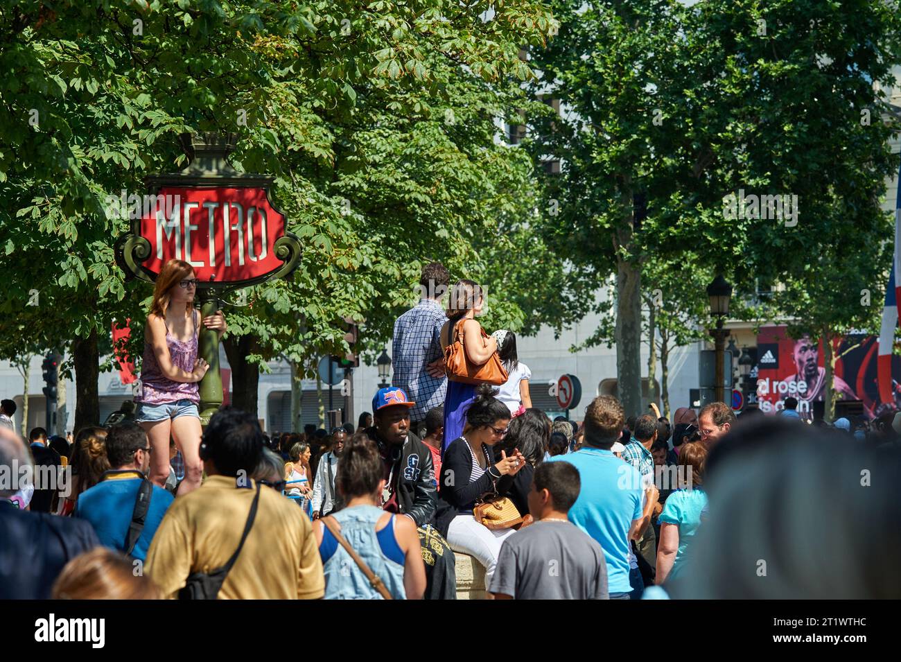 Besucherparade an einem Bastille-Tag auf den Champs-Elysées in Paris Stockfoto