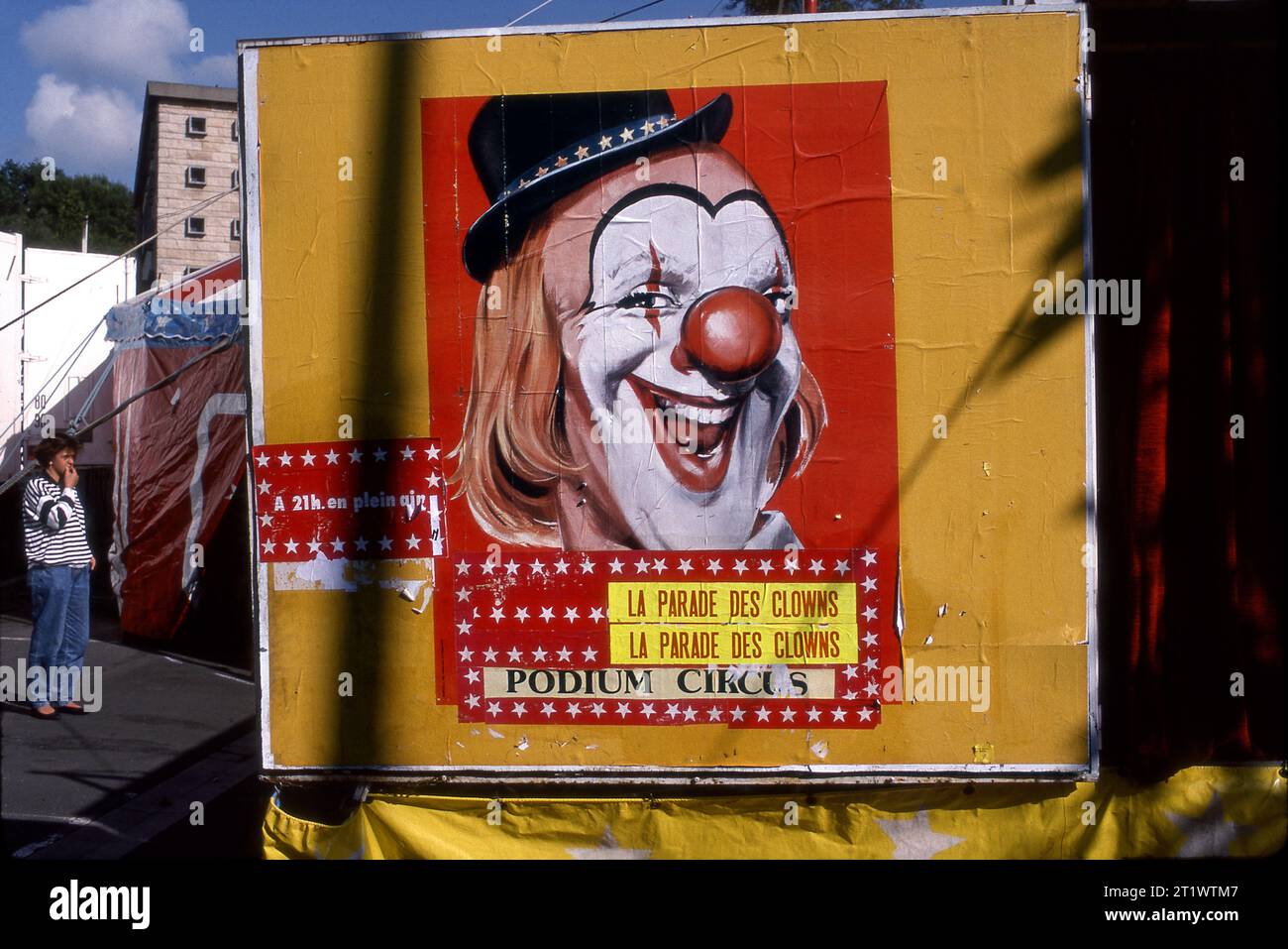 Zirkusplakat mit einem klassischen Clown in einer kleinen Stadt außerhalb von Paris, Frankreich Stockfoto