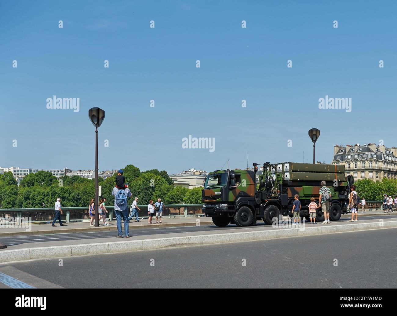 Leute, die eine Militärparade an einem Bastille-Tag in Paris beobachten Stockfoto