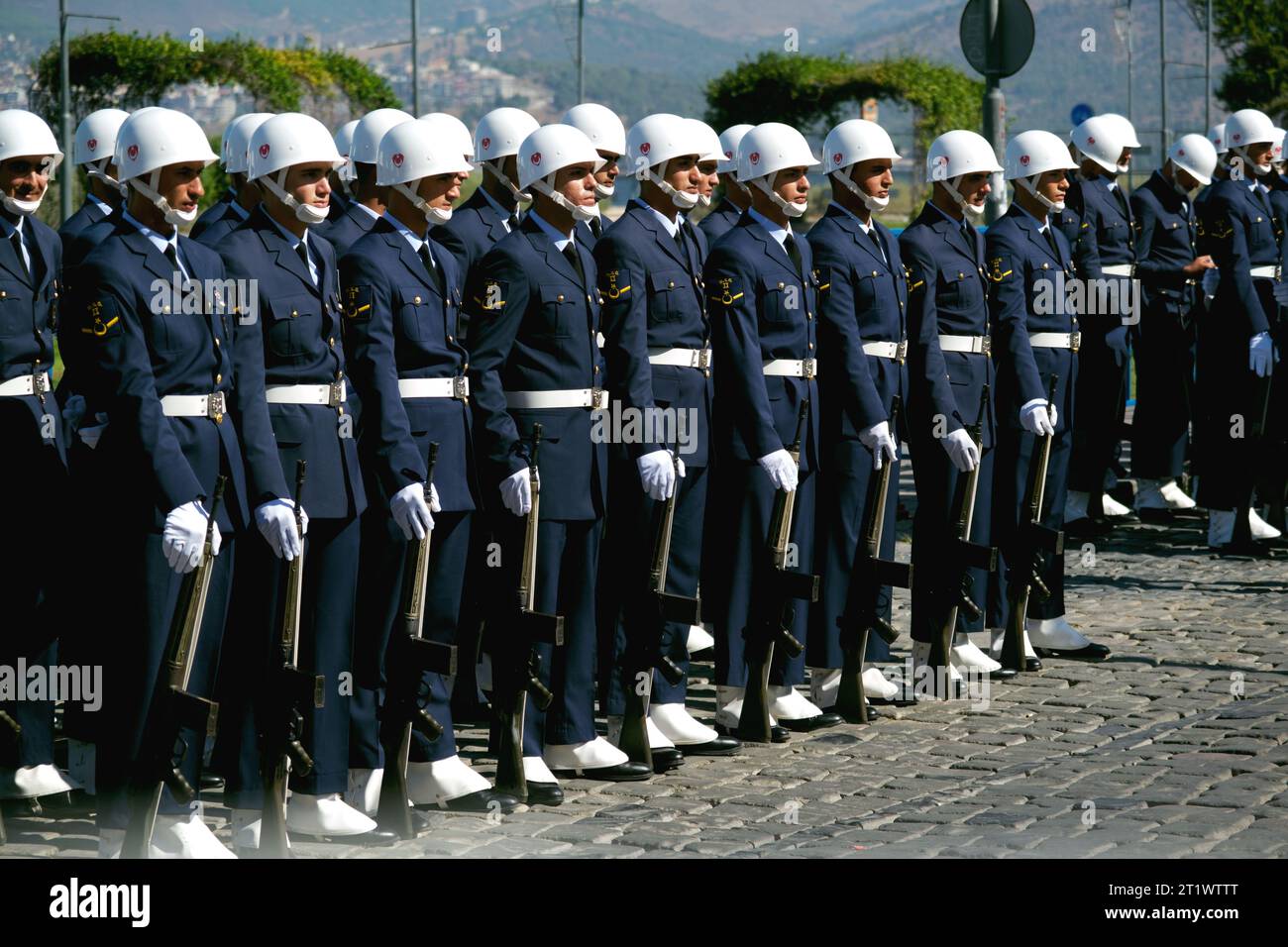 Izmir, Türkei - 30. August 2023: Disziplinarbesetzung türkischer Soldaten mit weißen Helmen und Marinekleidung während der Siegesfeier in Stockfoto