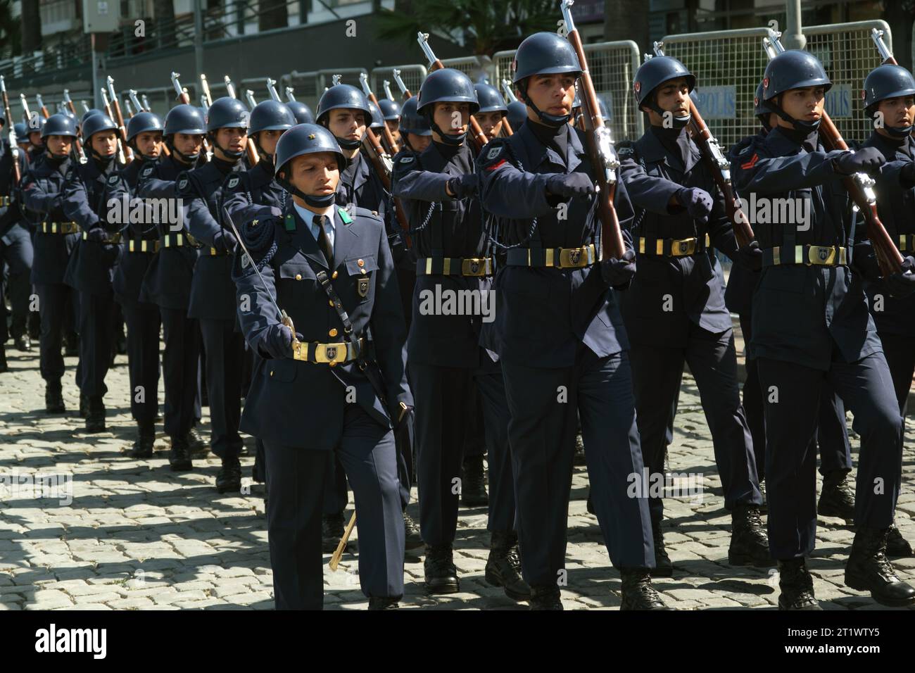 Izmir, Türkei - 30. August 2023: Polizeibeamte in blauen Uniformen stehen zur Aufmerksamkeit und repräsentieren die Zivilverteidigung und die Strafverfolgung während der VI Stockfoto