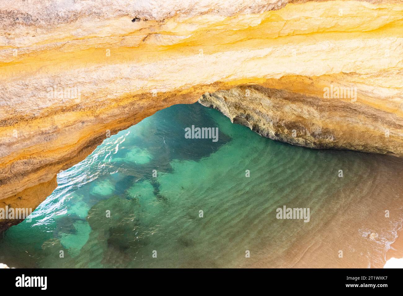 Benagil Höhle an der Algarve von oben nach unten. Lagos, Carvoeiro, Algarve, Portugal Stockfoto