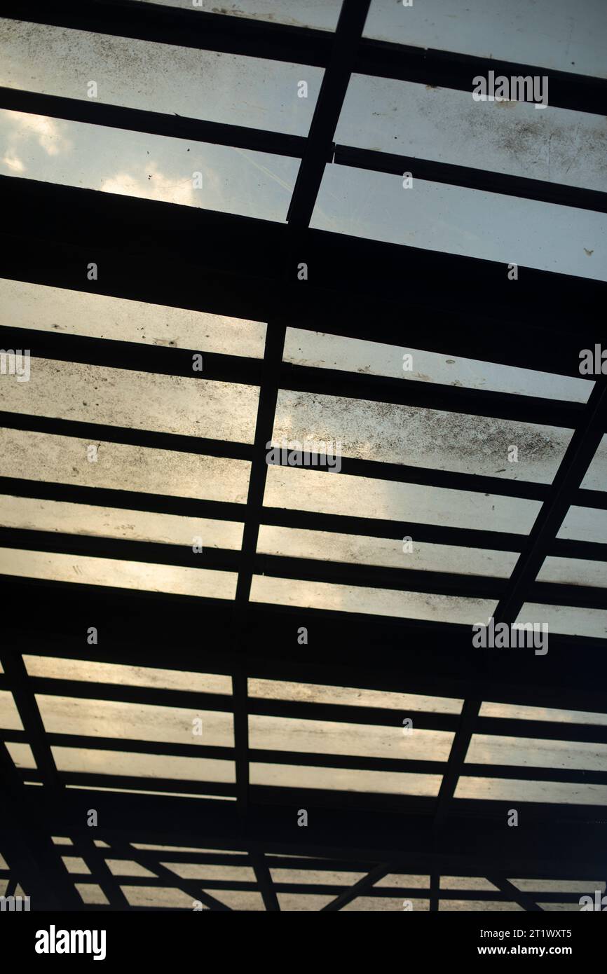 Glasdach. Schmutz auf dem Dach. Innenausstattung. Glas und Armaturen. Stockfoto