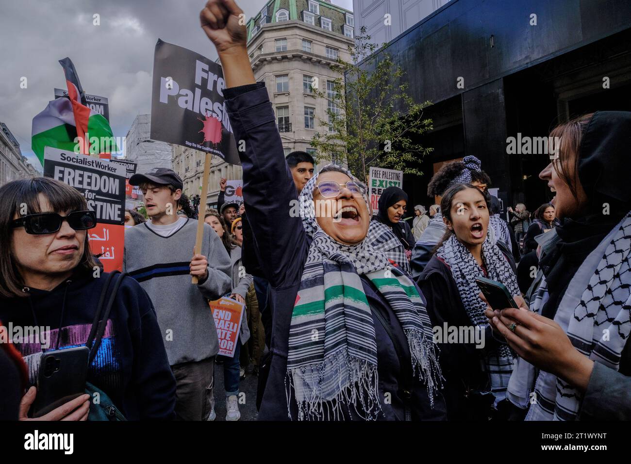 Pro-palästinensische Demonstranten versammeln sich in London, um gegen die Belagerung des Gazastreifens zu protestieren Stockfoto