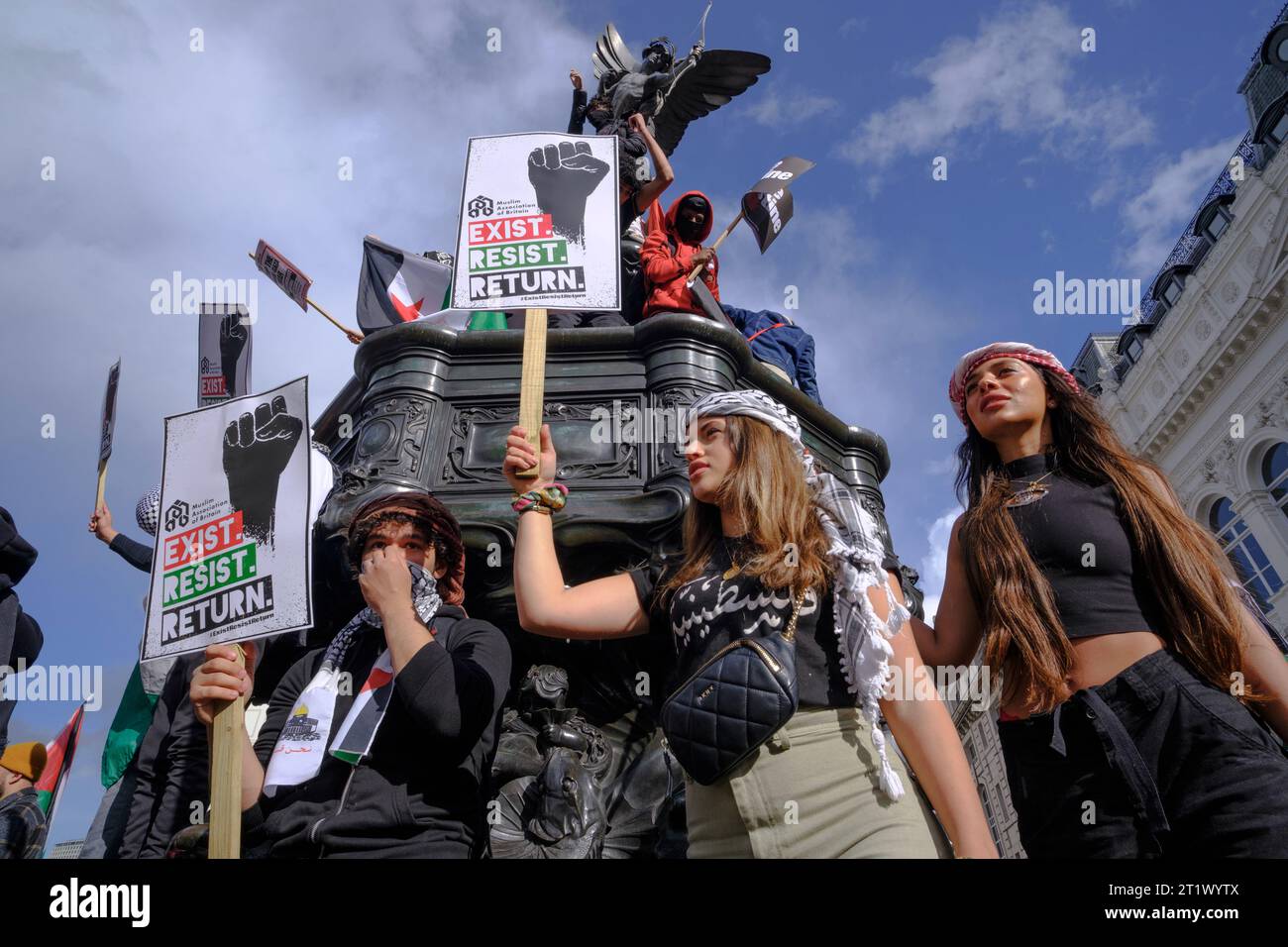 Pro-palästinensische Demonstranten versammeln sich in London, um gegen die Belagerung des Gazastreifens zu protestieren Stockfoto