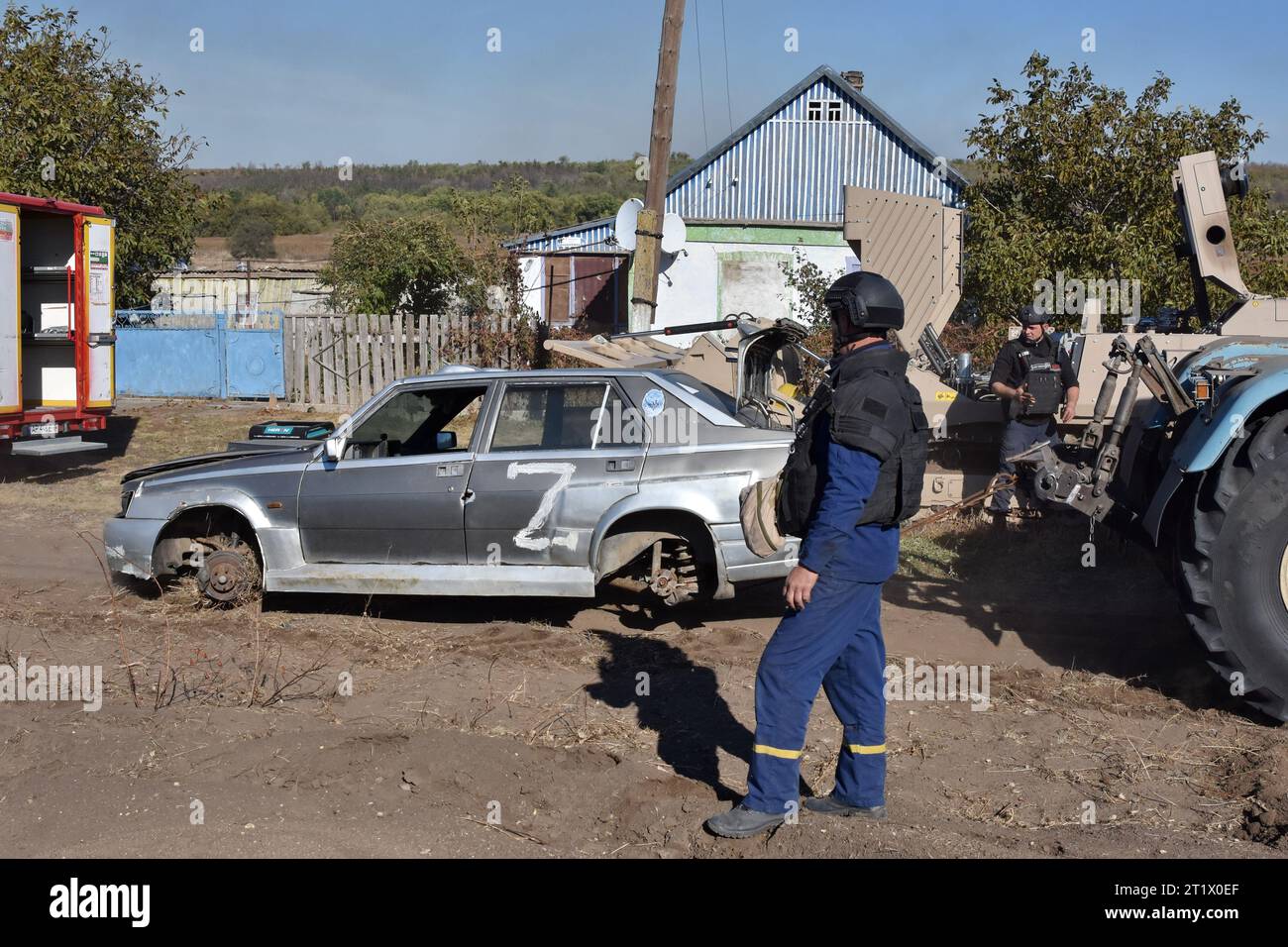 Ukrainische Sappers betrachten das beschädigte Auto mit dem Buchstaben „Z“ (Symbol des russischen Krieges in der Ukraine) während der Minenräumung in Velyka Oleksandrivka. Im März 2022 wurde Velyka Oleksandrivka von russischen Truppen besetzt. Am 4. Oktober 2022 erlangten die ukrainischen Behörden die Kontrolle über die Siedlung während der südlichen Gegenoffensive. Vom Krieg erschütterter Norden Kiews, Sumy, Tschernihiw, Südmykolajew, Zaporischschhia, Cherson, Ostcharkow, Luhansk und Donezk sind laut dem staatlichen Notdienst der Ukraine die am meisten geförderten Regionen. Es dauert mindestens zehn Jahre, diese Bereiche zu räumen. (Foto von und Stockfoto