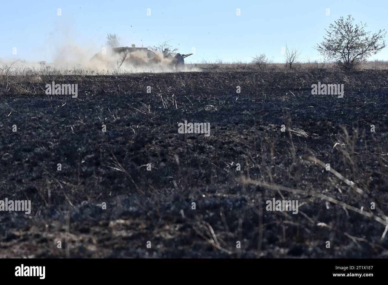 Velyka Oleksandrivka, Ukraine. Oktober 2023. Das unbemannte Minenfahrzeug, das während der Minenräumung in Velyka Oleksandrivka gesehen wurde. Im März 2022 wurde Velyka Oleksandrivka von russischen Truppen besetzt. Am 4. Oktober 2022 erlangten die ukrainischen Behörden die Kontrolle über die Siedlung während der südlichen Gegenoffensive. Vom Krieg erschütterter Norden Kiews, Sumy, Tschernihiw, Südmykolajew, Zaporischschhia, Cherson, Ostcharkow, Luhansk und Donezk sind laut dem staatlichen Notdienst der Ukraine die am meisten geförderten Regionen. Es dauert mindestens zehn Jahre, diese Bereiche zu räumen. (Kreditbild: © Andriy Stockfoto