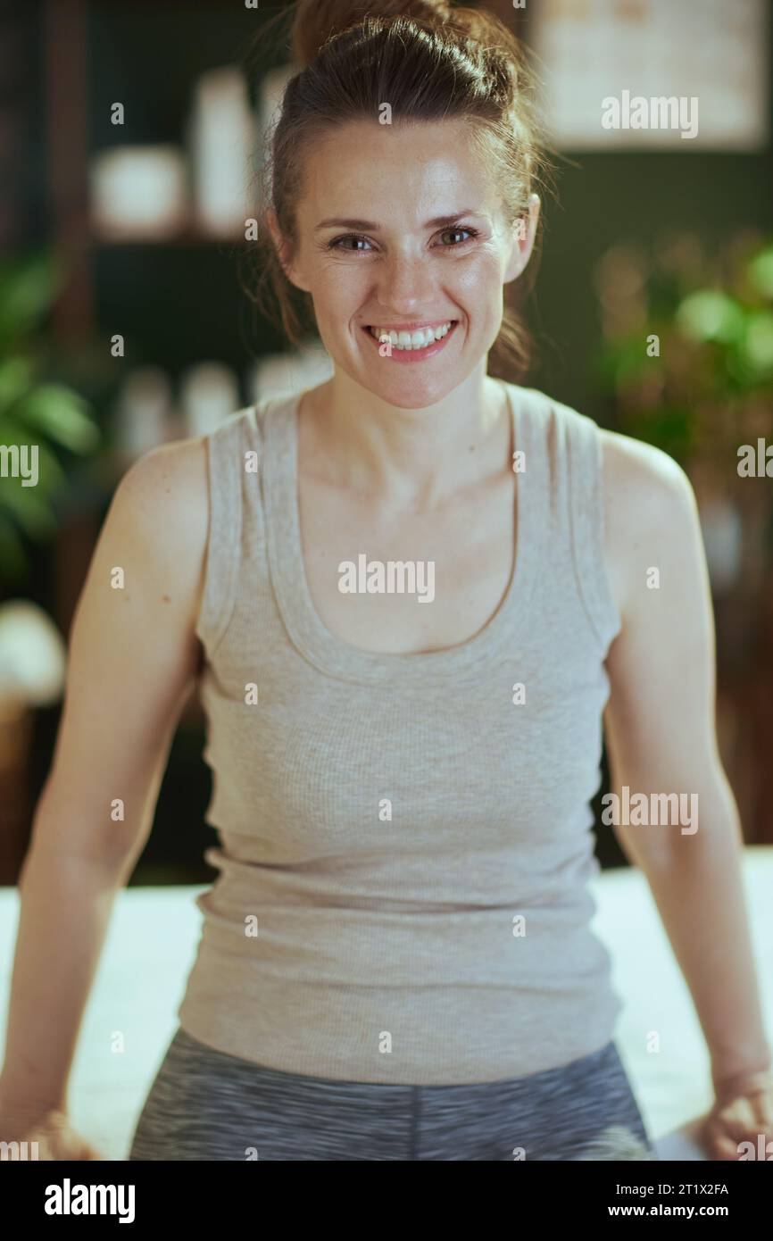 Gesundheitszeit. Glückliche moderne Frau in Massagekabine bei Massagetherapeuten-Termin. Stockfoto