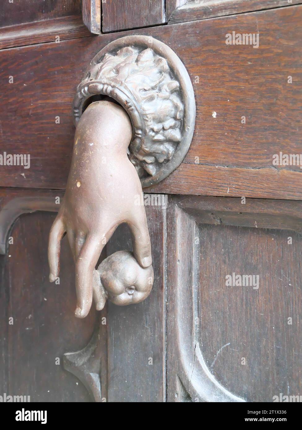 Historischer Bronzetürklopfer am Eingangstor zum Schloss Götz von Berlichingen in Jagsthausen Stockfoto