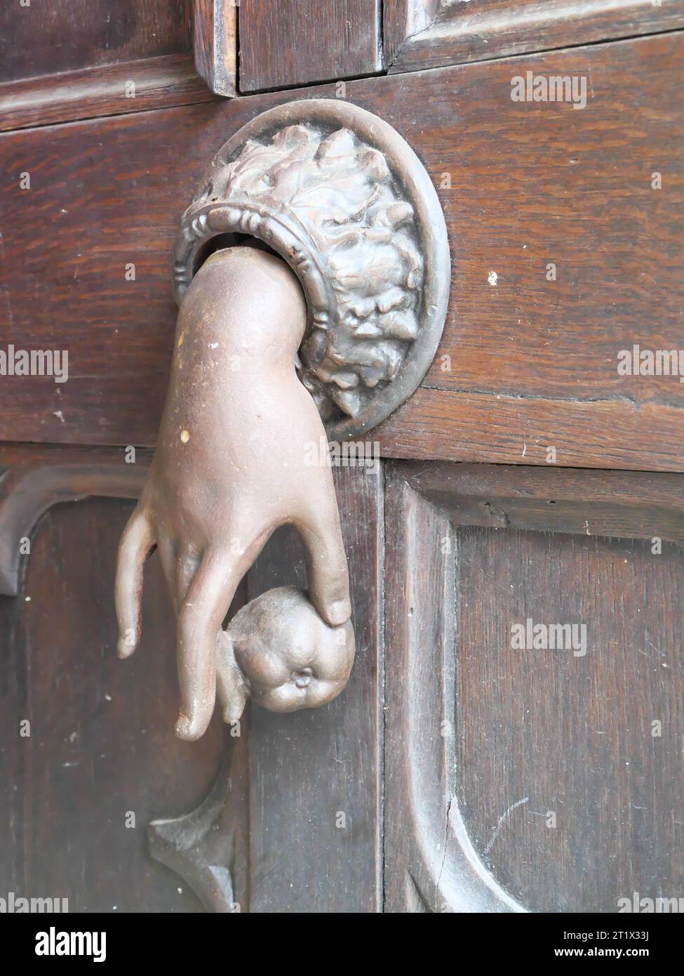 Historischer Bronzetürklopfer am Eingangstor zum Schloss Götz von Berlichingen in Jagsthausen Stockfoto