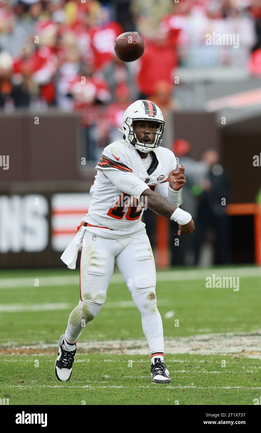 Cleveland, Usa. Oktober 2023. Cleveland Browns PJ Walker (10) wirft einen Pass gegen die San Francisco 49ers im dritten Quartal in Cleveland, Ohio, Sonntag, den 15. Oktober 2023. Foto: Aaron Josefczyk/UPI Credit: UPI/Alamy Live News Stockfoto