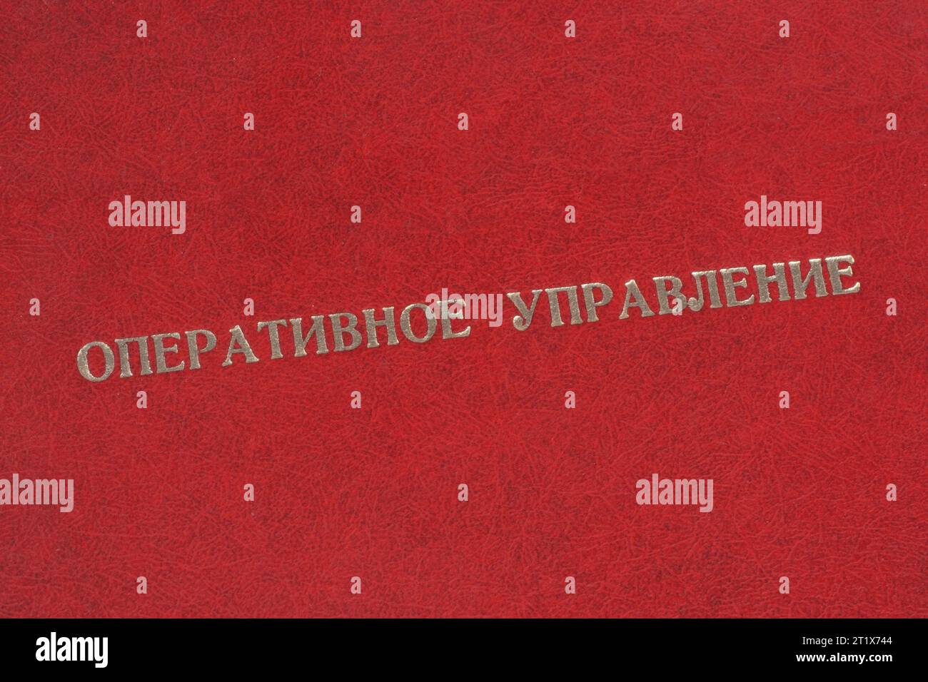 Roter Ordner für Dokumente des Militärstabs mit der Aufschrift „Operational Management“ in Russisch Stockfoto