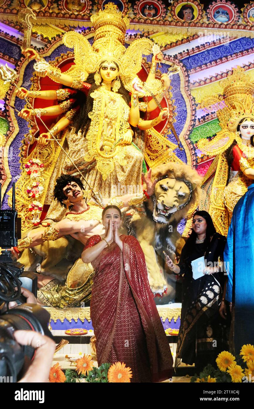 16. Oktober 2023, Kalkutta, Westbengalen, Indien: 14. Oktober, 2023, Kalkutta, Indien: die indische Bollywood-Schauspielerin und Sängerin Vidya Balan besucht das indische Idol-Image im Shreebhumi-Sportclub im Rahmen des Durga Puja Festivals, das bald gefeiert wird. Am 14. Oktober 2023 in Kalkutta, Indien. (Credit Image: © Dipa Chakraborty/eyepix via ZUMA Press Wire) NUR REDAKTIONELLE VERWENDUNG! Nicht für kommerzielle ZWECKE! Stockfoto