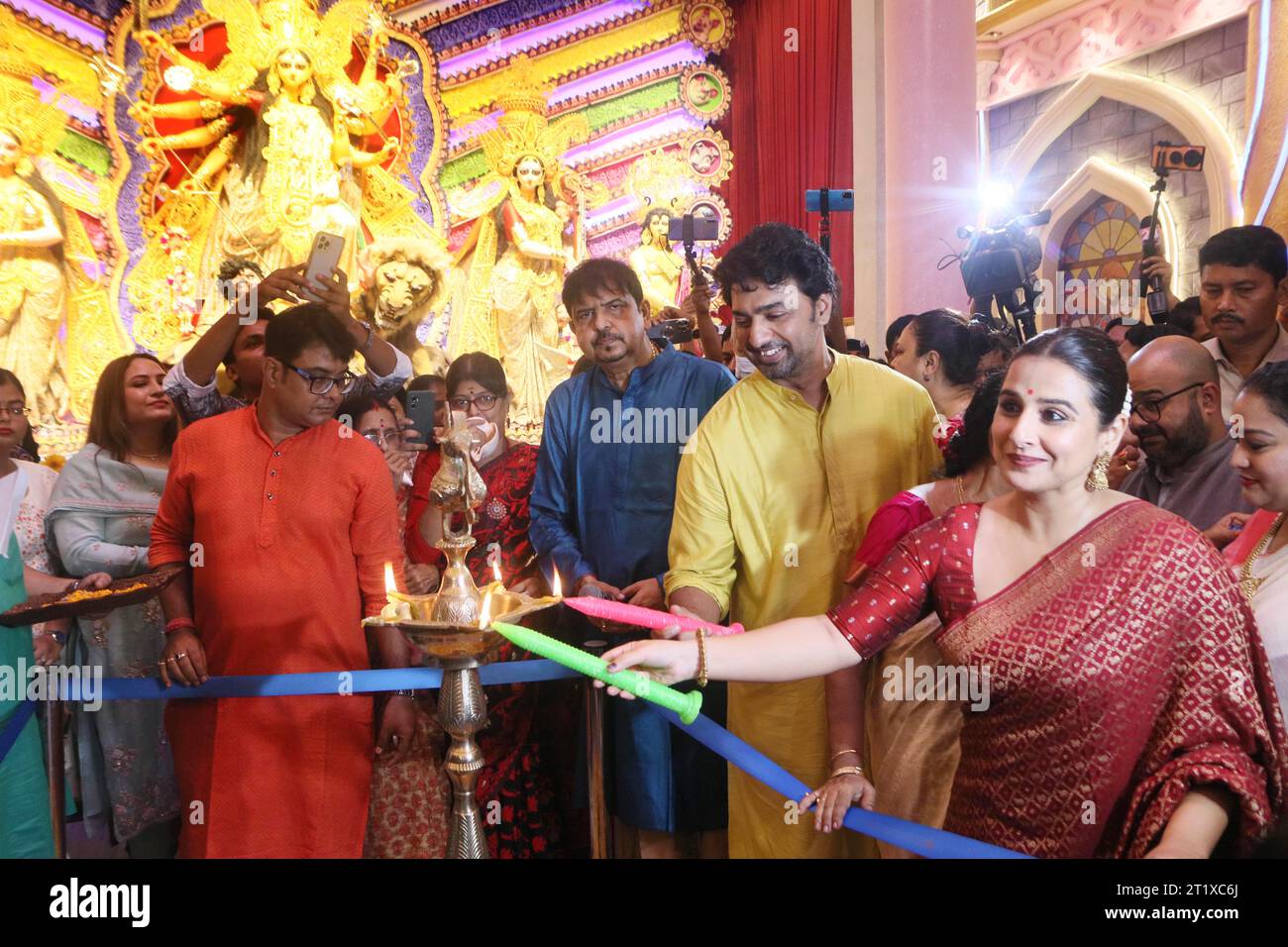 16. Oktober 2023, Kalkutta, Westbengalen, Indien: 14. Oktober, 2023, Kalkutta, Indien: die indische Bollywood-Schauspielerin und Sängerin Vidya Balan besucht das indische Idol-Image im Shreebhumi-Sportclub im Rahmen des Durga Puja Festivals, das bald gefeiert wird. Am 14. Oktober 2023 in Kalkutta, Indien. (Credit Image: © Dipa Chakraborty/eyepix via ZUMA Press Wire) NUR REDAKTIONELLE VERWENDUNG! Nicht für kommerzielle ZWECKE! Stockfoto