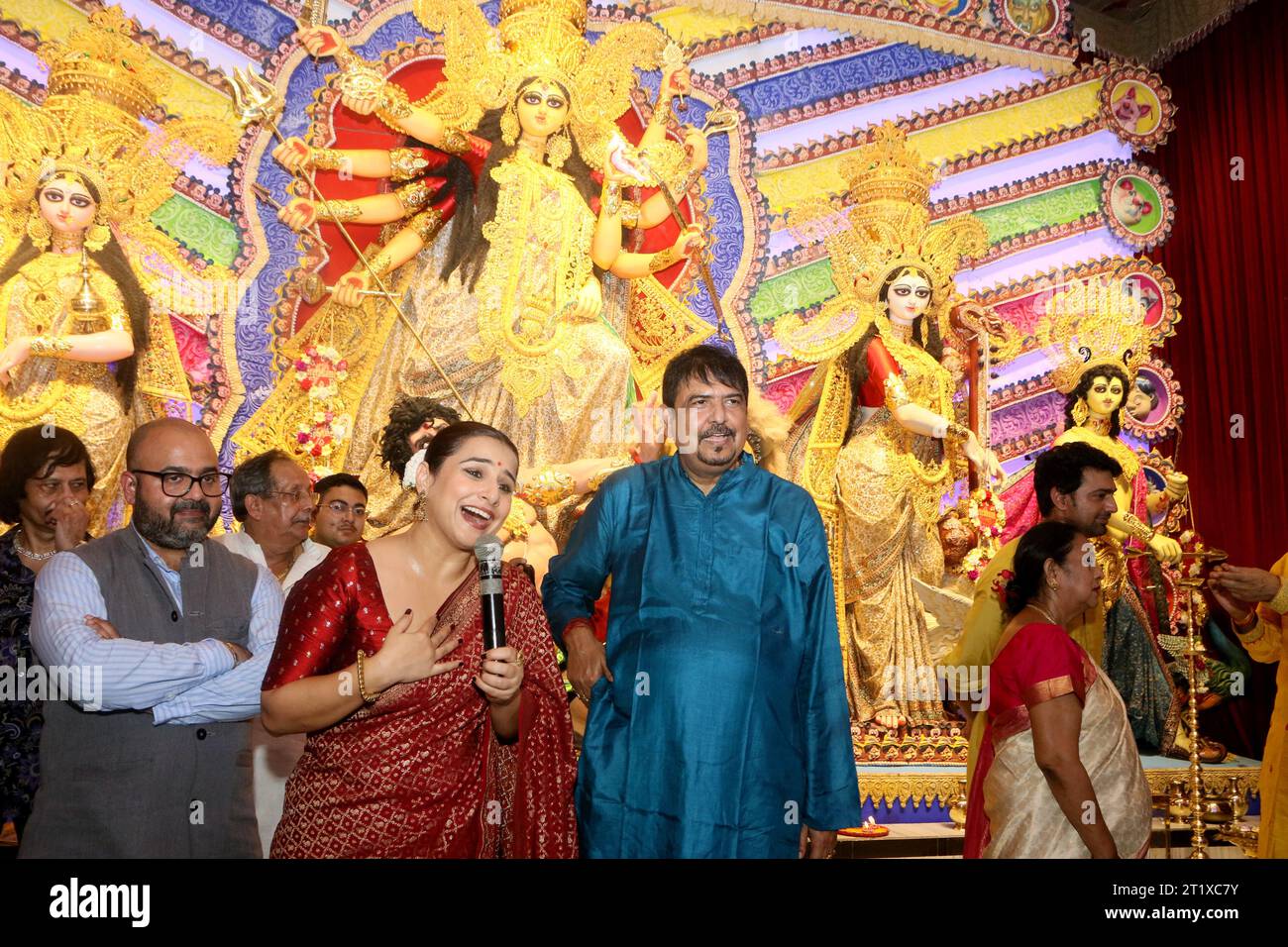 16. Oktober 2023, Kalkutta, Westbengalen, Indien: 14. Oktober, 2023, Kalkutta, Indien: die indische Bollywood-Schauspielerin und Sängerin Vidya Balan besucht das indische Idol-Image im Shreebhumi-Sportclub im Rahmen des Durga Puja Festivals, das bald gefeiert wird. Am 14. Oktober 2023 in Kalkutta, Indien. (Credit Image: © Dipa Chakraborty/eyepix via ZUMA Press Wire) NUR REDAKTIONELLE VERWENDUNG! Nicht für kommerzielle ZWECKE! Stockfoto