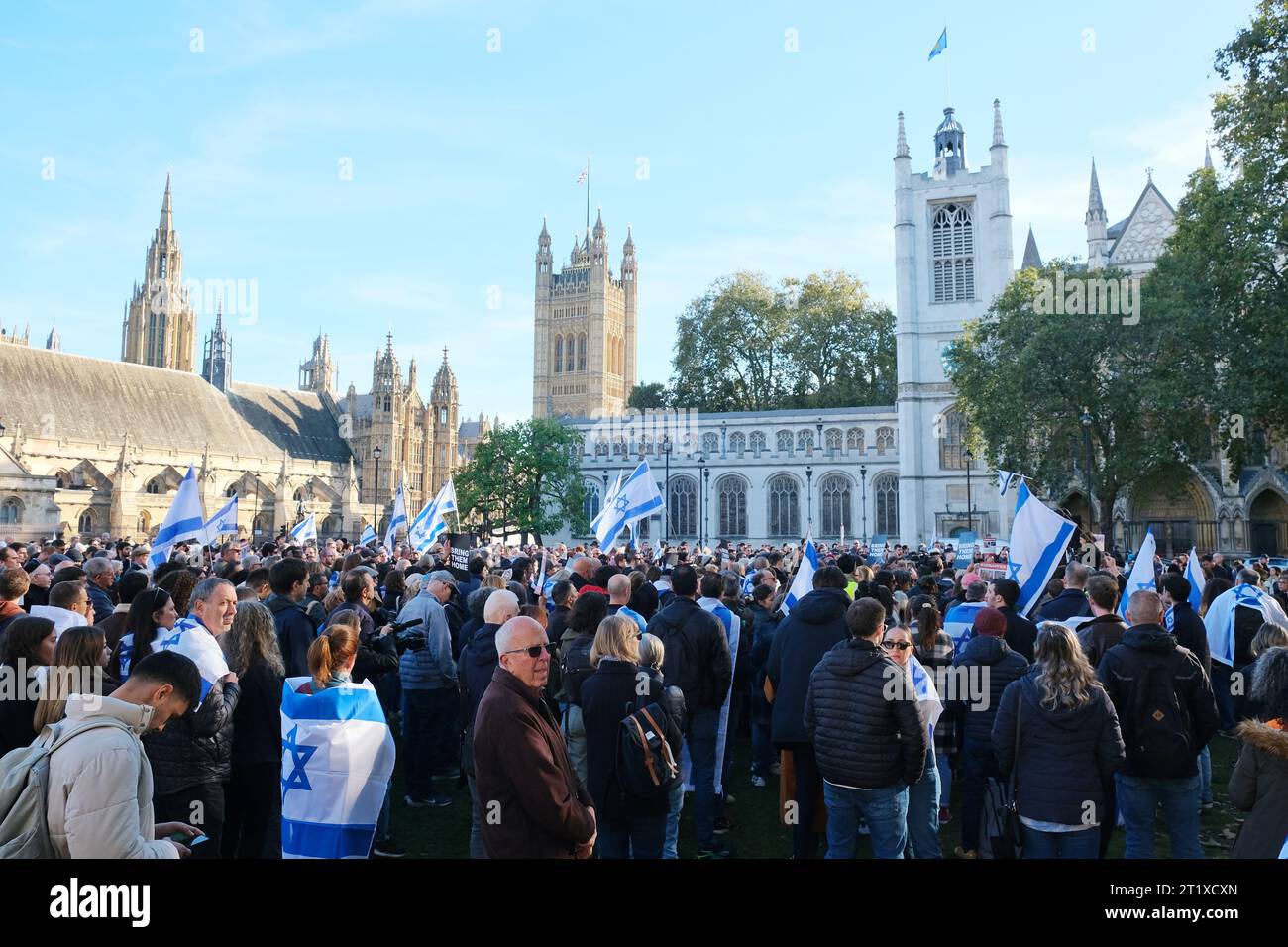 London, Großbritannien. Oktober 2023. Hunderte nehmen an einer Mahnwache auf dem Parlamentsplatz für Israel Teil, eine Woche nach dem Angriff der Hamas, in der sie die sichere Rückkehr entführter Bürger fordern. Quelle: Eleventh Photography/Alamy Live News Stockfoto