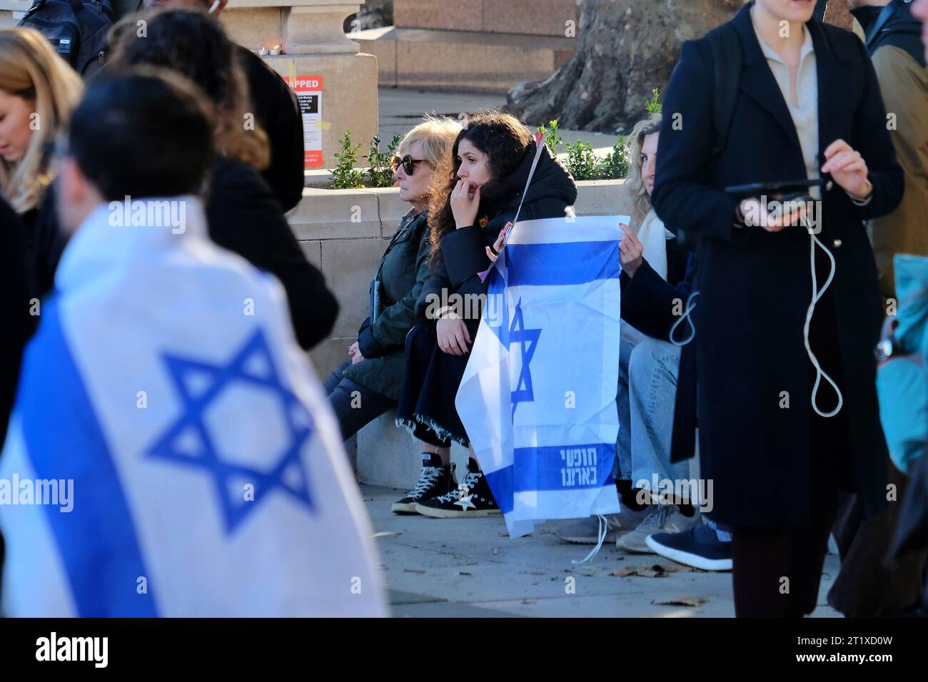 London, Großbritannien. Oktober 2023. Hunderte nehmen an einer Mahnwache auf dem Parlamentsplatz für Israel Teil, eine Woche nach dem Angriff der Hamas, in der sie die sichere Rückkehr entführter Bürger fordern. Quelle: Eleventh Photography/Alamy Live News Stockfoto