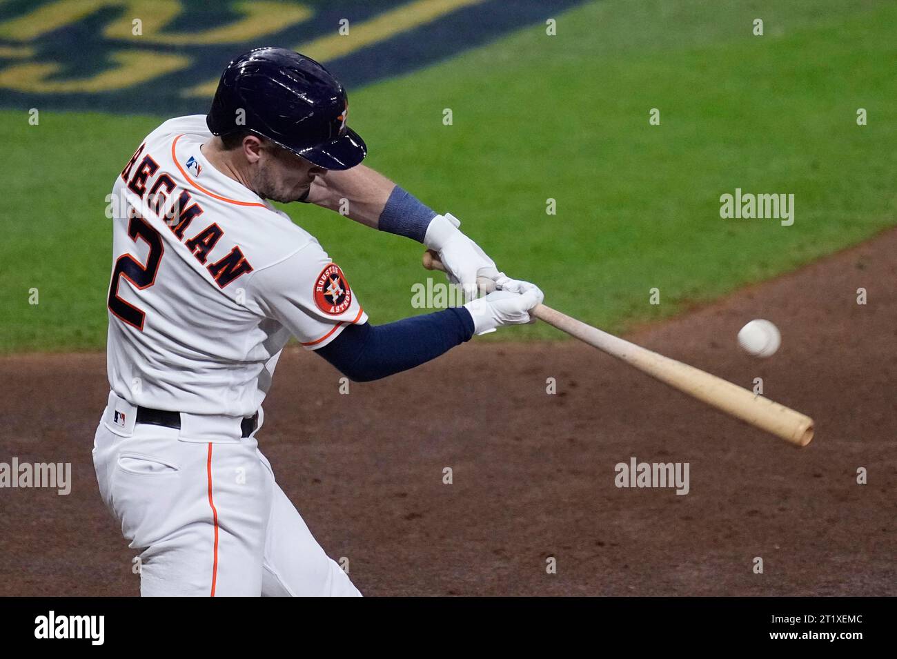 Houston, Usa. Oktober 2023. Houston Astros Alex Bregman trifft eine Single im dritten Inning gegen die Texas Rangers in Spiel eins der ALCS im Minute Maid Park in Houston am Sonntag, den 15. Oktober 2023. Foto: Kevin M. Cox/UPI Credit: UPI/Alamy Live News Stockfoto