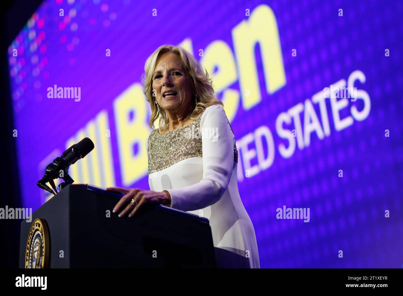 First Lady Dr. Jill Biden spricht am Samstag, den 14. Oktober, beim nationalen Abendessen der Menschenrechtskampagne in Washington, DC, USA. 2023. Bidens starke Unterstützung für Israel ist einer seiner am tiefsten vertretenen Überzeugungen, die bis in seine Kindheit zurückgehen. Er könnte sich auch politisch auszahlen, wenn er sein Wiederwahlangebot erhöht. Copyright: XTingxShenx/xPoolxviaxCNPx/MediaPunchx Credit: Imago/Alamy Live News Stockfoto