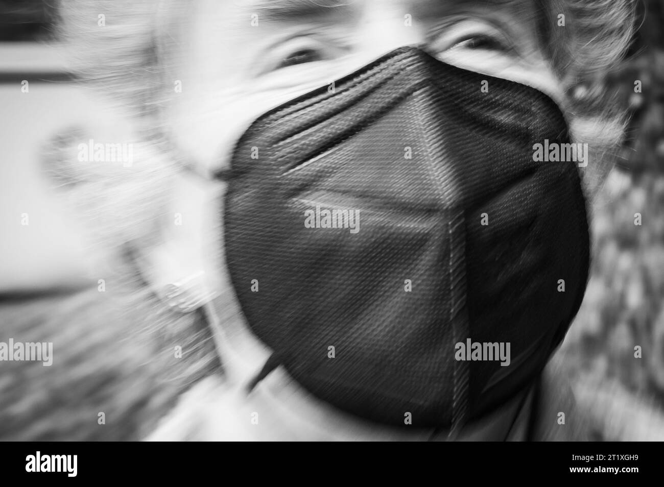 Die Frau trägt eine N95-Gesichtsmaske des gebräuchlichen Typs, da versucht wird, die Ausbreitung von COVID-19 zu kontrollieren. Stockfoto