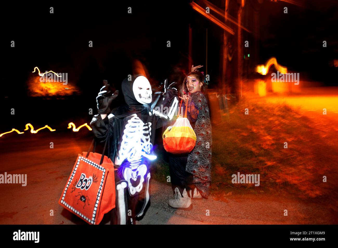 Kinder können nachts mit Trick-or-Treat spielen. Stockfoto