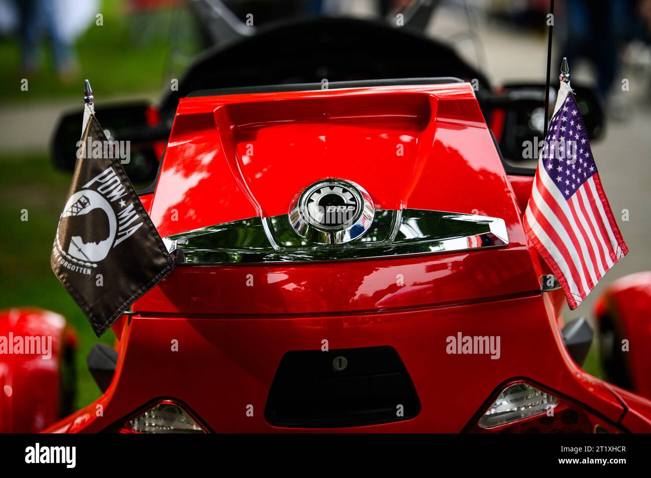 Kriegsgefangener und Missing in Action Flagge und amerikanische Flagge auf einem roten Motorrad in Barre, VT, USA. Stockfoto