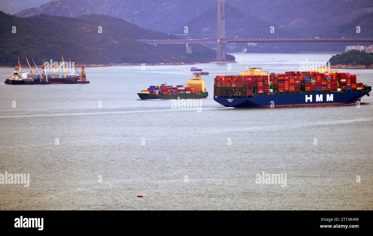 Hongkong – 1. Mai 2023: HMM Container im Hafen, ein südkoreanisches Containertransportunternehmen mit Hauptsitz in seoul Stockfoto