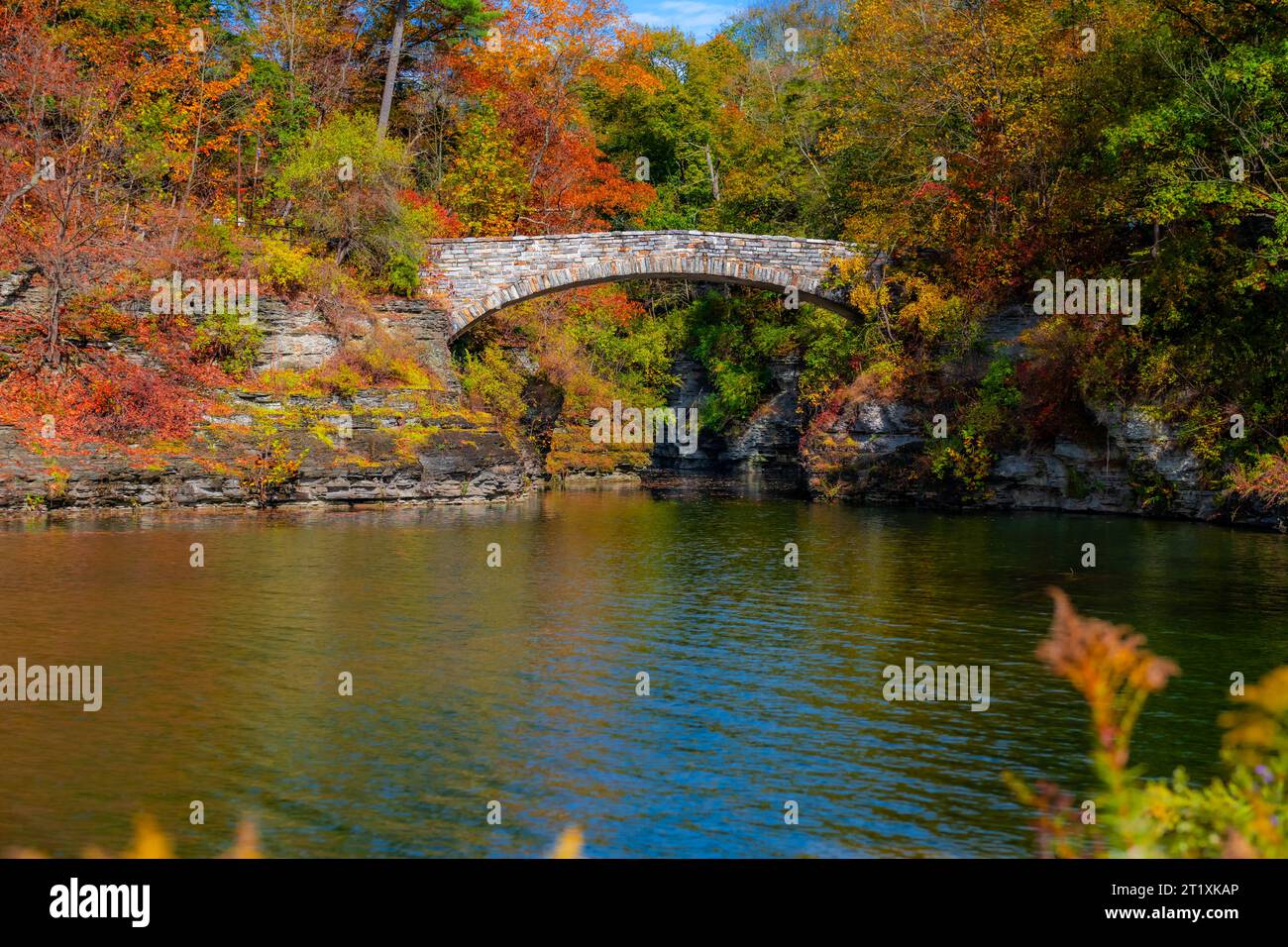 Herbstbild einer Brücke über den Beebe Lake in Ithaca NY. Stockfoto
