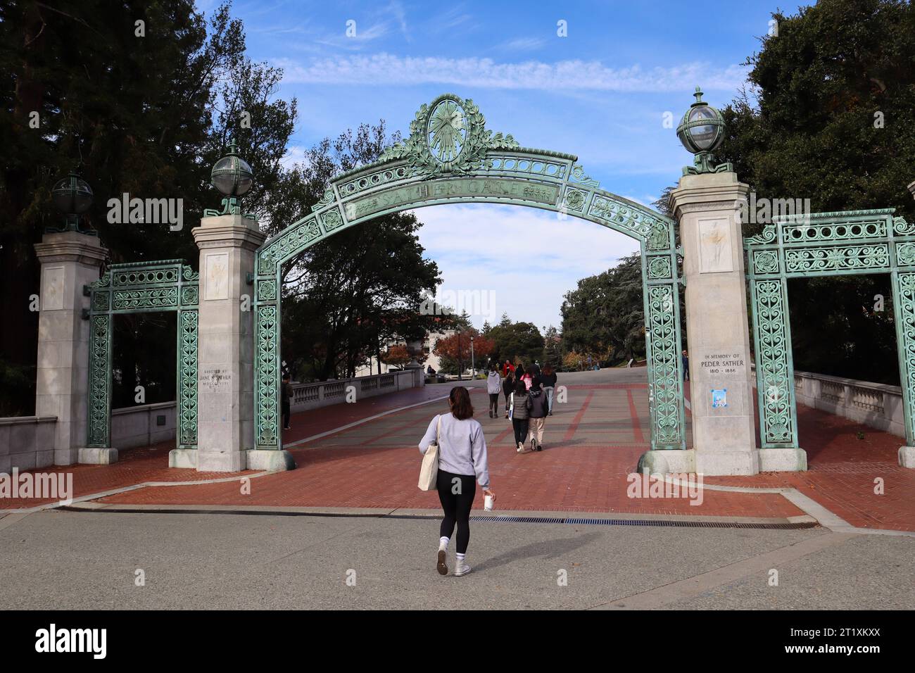 Sather Gate von UC Berkeley. Studenten und Besucher der UC Berkeley Sather Gate. Stockfoto