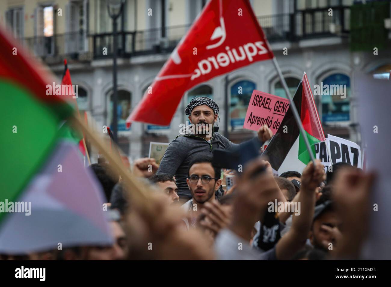 Madrid, Spanien. Oktober 2023. Ein pro-palästinensischer Demonstrant ruft während der Demonstration Slogans. Tausende von Menschen haben im Zentrum von Madrid demonstriert, um dem palästinensischen Volk ihre Unterstützung zu geben und die Bombenangriffe Israels auf die palästinensische Zivilbevölkerung im Gazastreifen zu verurteilen. (Foto: David Canales/SOPA Images/SIPA USA) Credit: SIPA USA/Alamy Live News Stockfoto