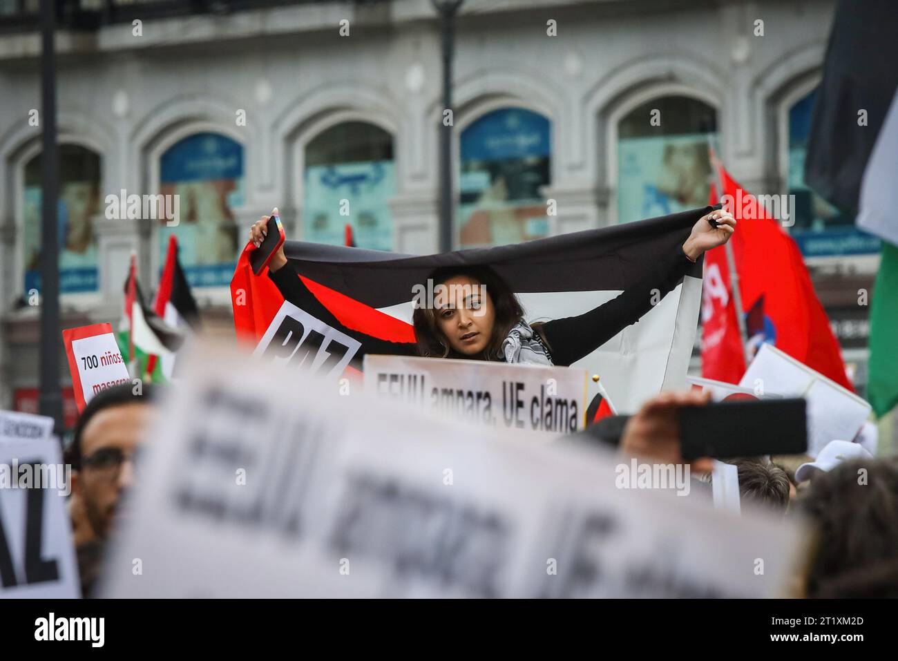 Madrid, Spanien. Oktober 2023. Ein pro-palästinensischer Demonstrant hält während der Demonstration eine Flagge. Tausende von Menschen haben im Zentrum von Madrid demonstriert, um dem palästinensischen Volk ihre Unterstützung zu geben und die Bombenangriffe Israels auf die palästinensische Zivilbevölkerung im Gazastreifen zu verurteilen. (Foto: David Canales/SOPA Images/SIPA USA) Credit: SIPA USA/Alamy Live News Stockfoto