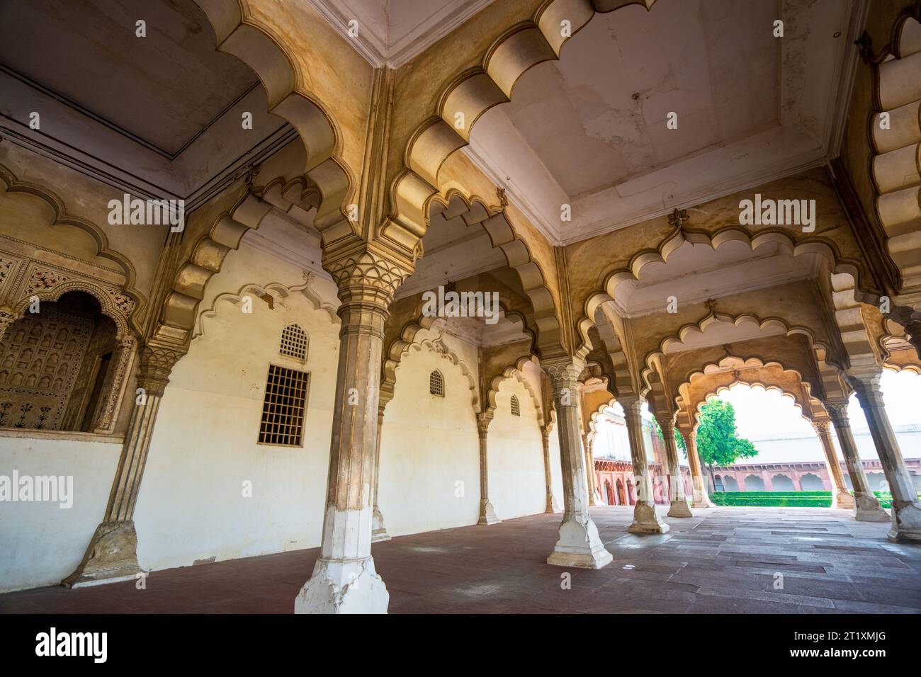 Weiße und goldene Bögen vor dem Red Fort Palace in Indien. Agra Fort ist eine historische Festung aus rotem Sandstein und gehört zum UNESCO-Weltkulturerbe. Stockfoto