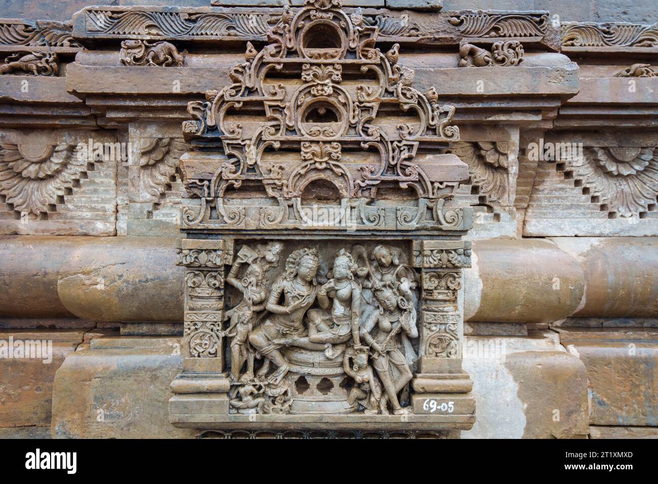 Neben dem Baori befindet sich der wunderschön gestaltete Harshat Mata Tempel. Chand Baori ist einer der größten Steppenhäuser der Welt. Rajasthan, Indien. Stockfoto