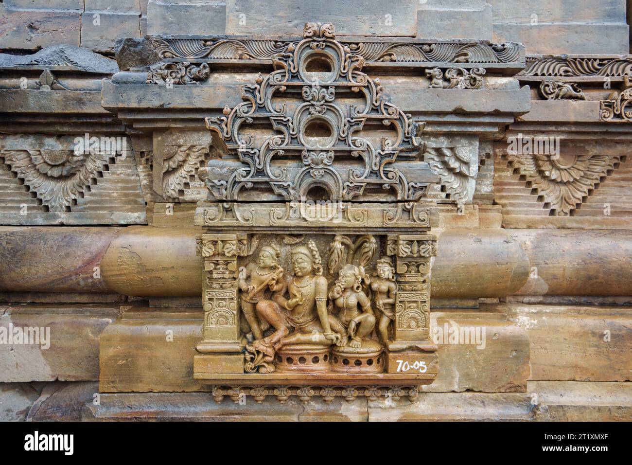 Neben dem Baori befindet sich der wunderschön gestaltete Harshat Mata Tempel. Chand Baori ist einer der größten Steppenhäuser der Welt. Rajasthan, Indien. Stockfoto