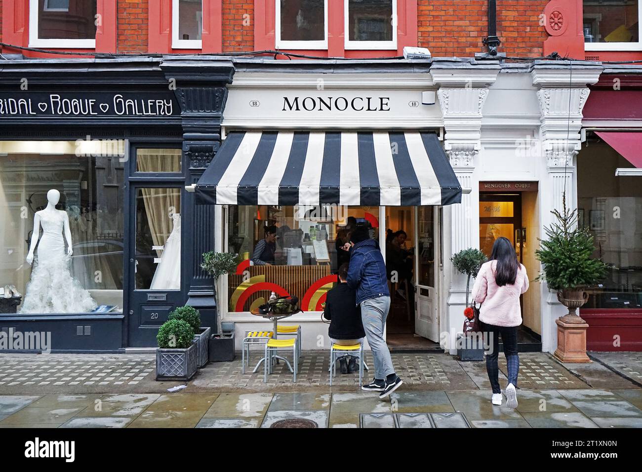 Außenfassade und europäische Dekoration des Londoner Cafés, der berühmten Kaffeebar, des Frühstücks- und Bäckereigeschäfts in England, Großbritannien Stockfoto