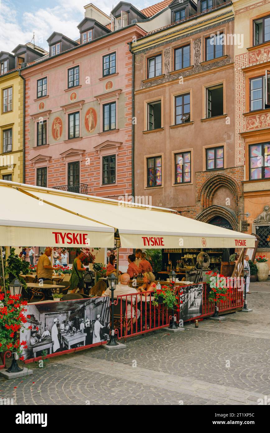 Warschau, Polen - 16. Juli 2023. Der Altstädter Marktplatz in Warschau ist ein geschäftiger Treffpunkt und ein Symbol für die Widerstandsfähigkeit der Stadt Stockfoto