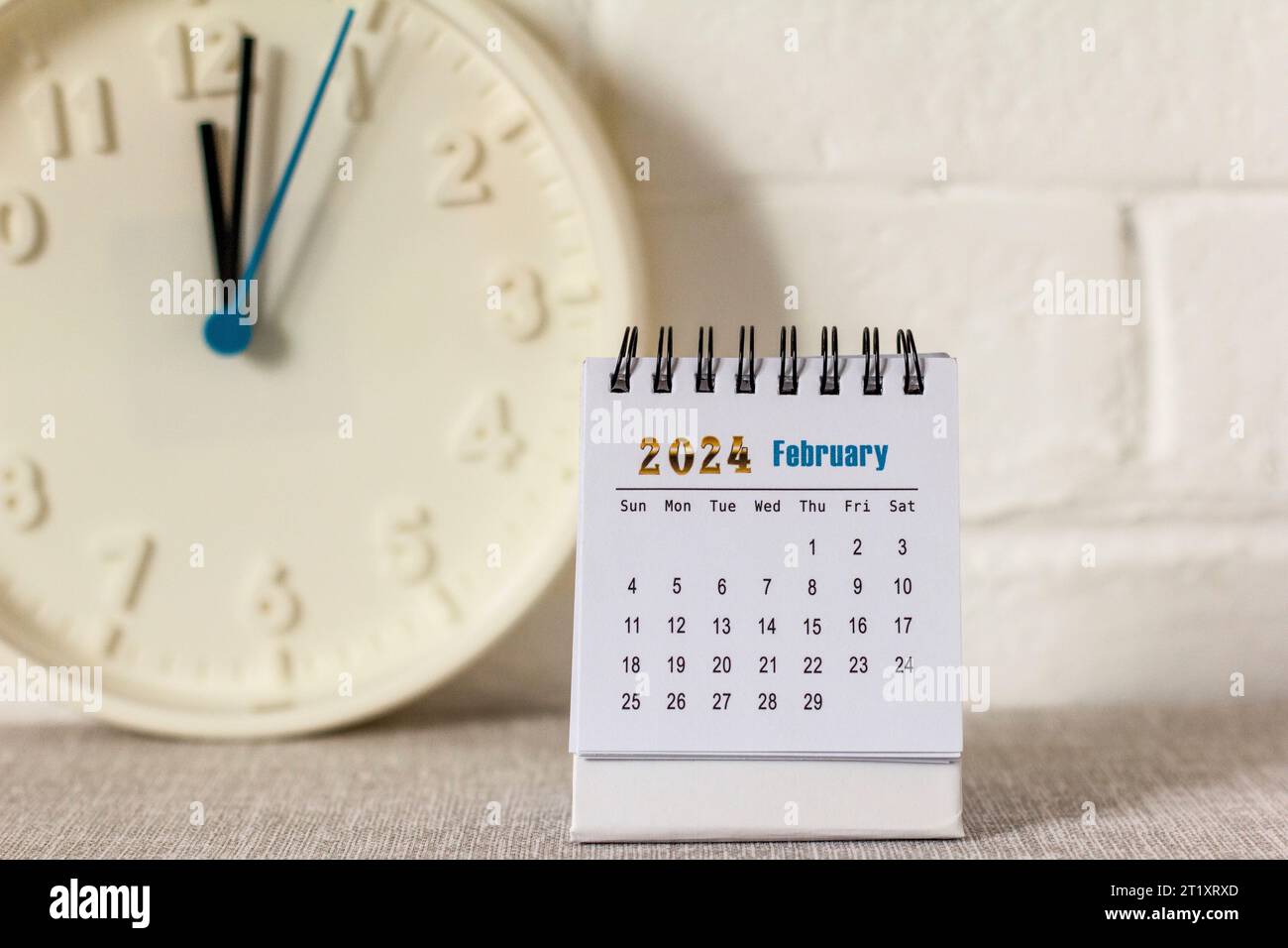 Desktop-Kalender für Februar 2024 auf dem Tisch Stockfoto