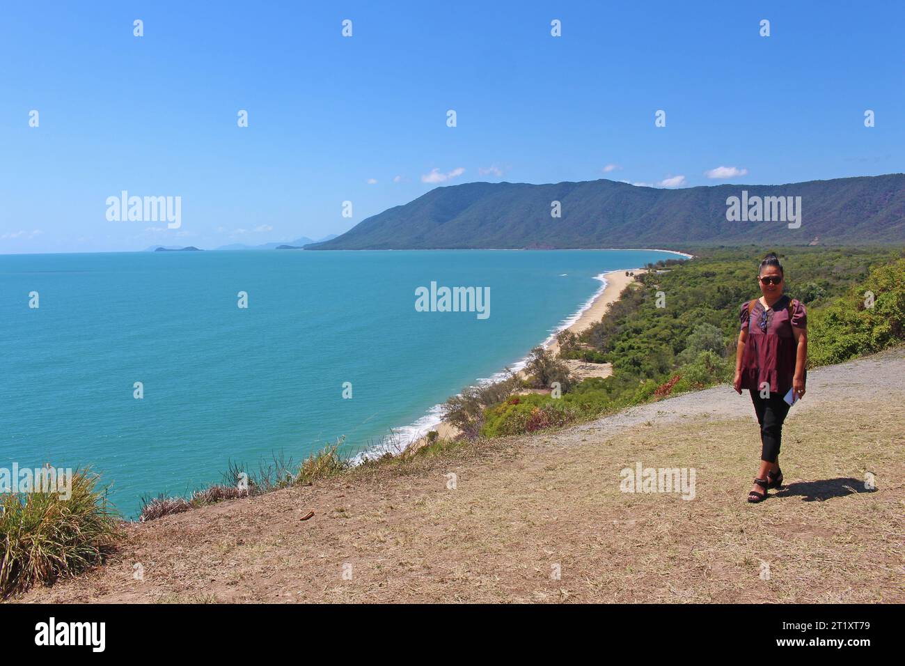 Wir genossen die Landschaft an einem schönen Tag, um den Great Barrier Reef Drive von Palm Cove nach Port Douglas zu machen, mit der obligatorischen Fotopause am Rex Lookout Stockfoto