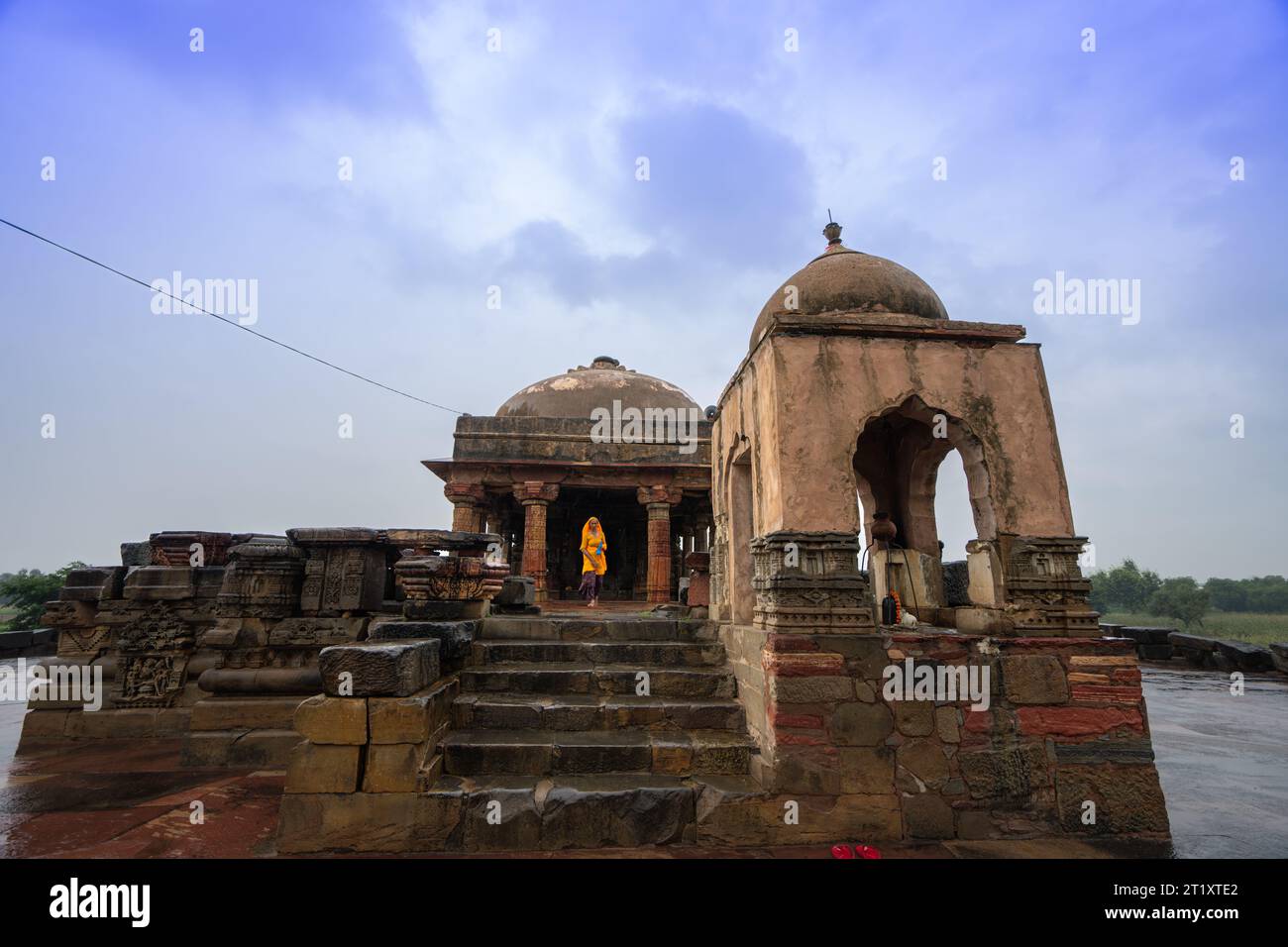 Jaipur, Rajasthan, Indien, 16.09.2023: Harshat Mata Tempel neben dem Baori. Es ist ein Hindutempel. Eine Einheimische geht nach einer Zeremonie. Stockfoto