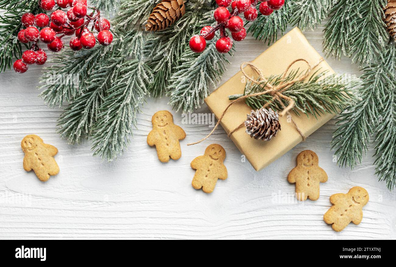 Weihnachtsgeschenke, Lebkuchenkekse, Dekorationen mit weihnachtsbaum auf weißem hölzernem Hintergrund Stockfoto